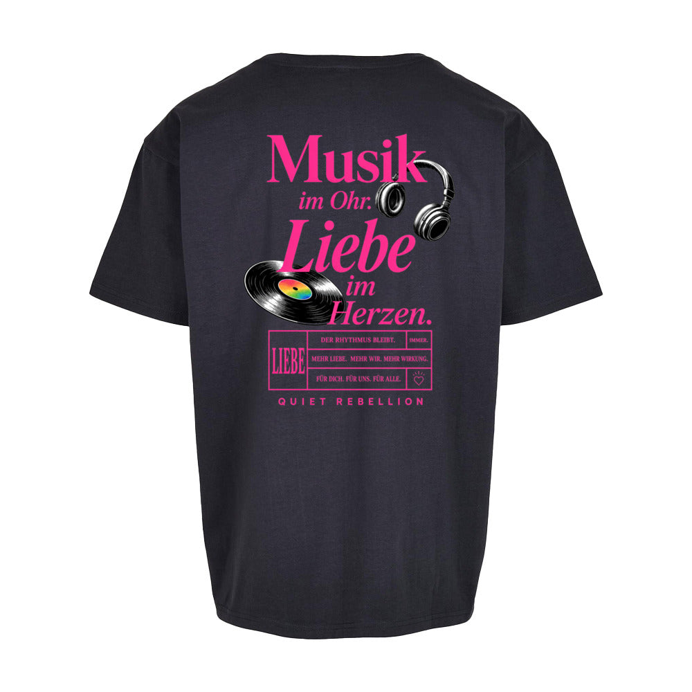 Musik im Ohr. Liebe im Herzen - Oversized Statement Shirt (Backprint)