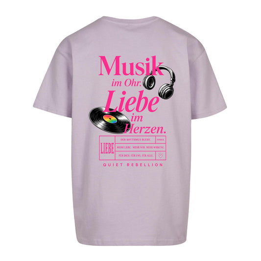Musik im Ohr. Liebe im Herzen - Oversized Statement Shirt (Backprint)