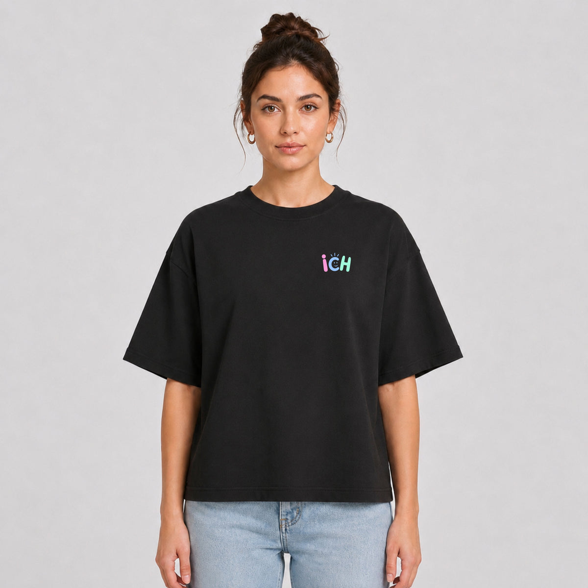 Personen-Mockup des Oversized Shortcut Shirts Sonderedition in Black – Vorderansicht mit kleinem Frontprint