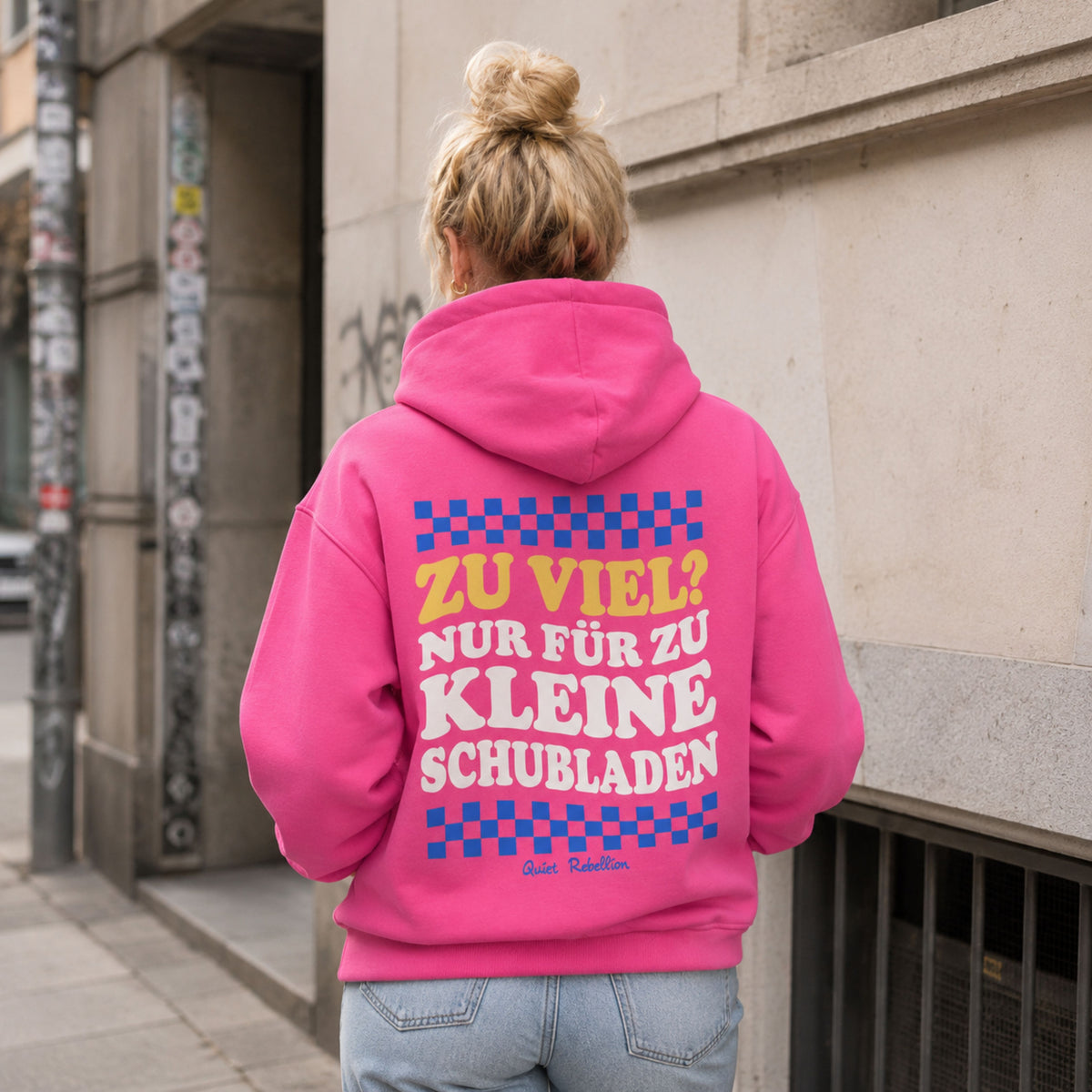 Pinker Oversize Hoodie mit „Zu viel?“ Statement-Rückenprint im Personen-Mockup