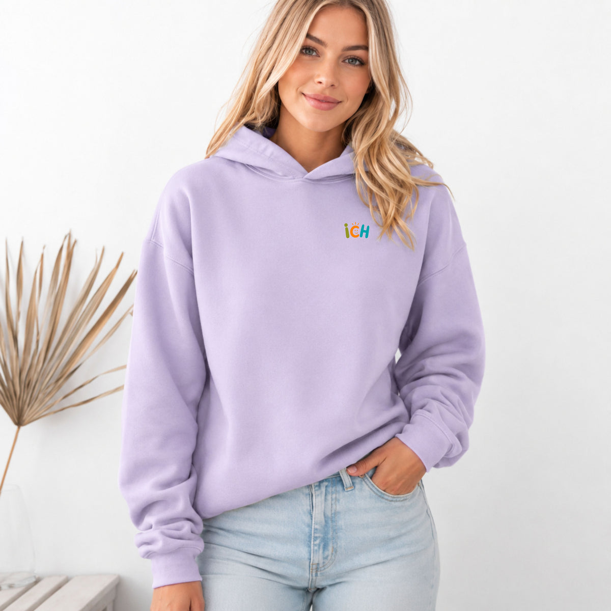 Personen-Mockup des Statement Hoodies in Flieder – Vorderansicht mit kleinem Frontprint „ICH“