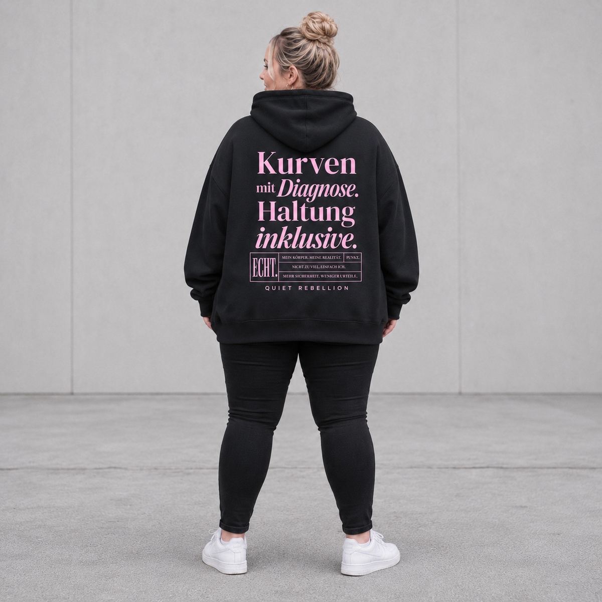     Personen-Mockup des Oversized Urban Fit Hoodies in Schwarz mit Rückenprint „Kurven mit Diagnose. Haltung inklusive.“