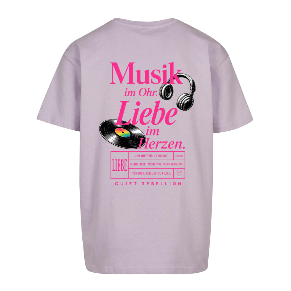 Musik im Ohr. Liebe im Herzen - Oversized Statement Shirt (Backprint)