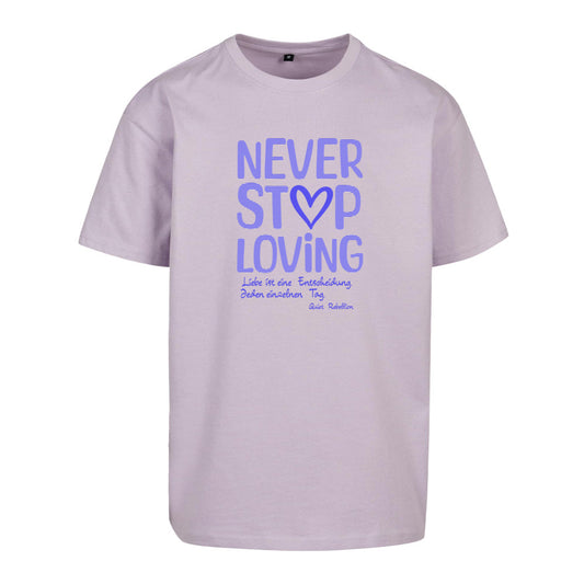     Oversized Statement Shirt in Lilac mit Frontprint „NEVER STOP LOVING“