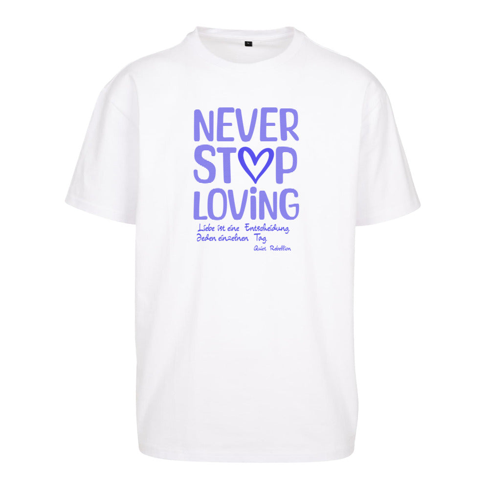     Oversized Statement Shirt in Weiß mit Frontprint „NEVER STOP LOVING“