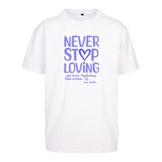     Oversized Statement Shirt in Weiß mit Frontprint „NEVER STOP LOVING“