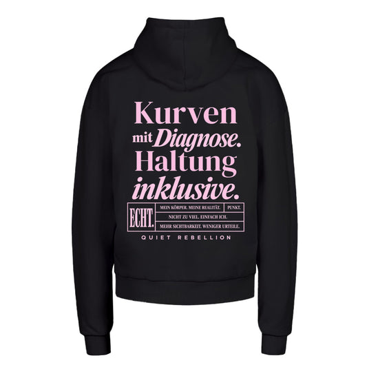     Oversized Urban Fit Hoodie in Schwarz mit Rückenprint „Kurven mit Diagnose. Haltung inklusive.“