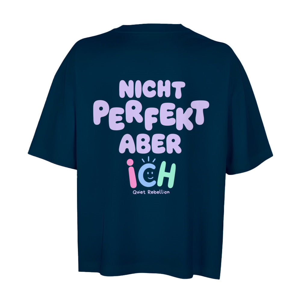     Oversized Shortcut Shirt Sonderedition in French Navy mit Statement-Rückendruck „Nicht perfekt, aber ich“