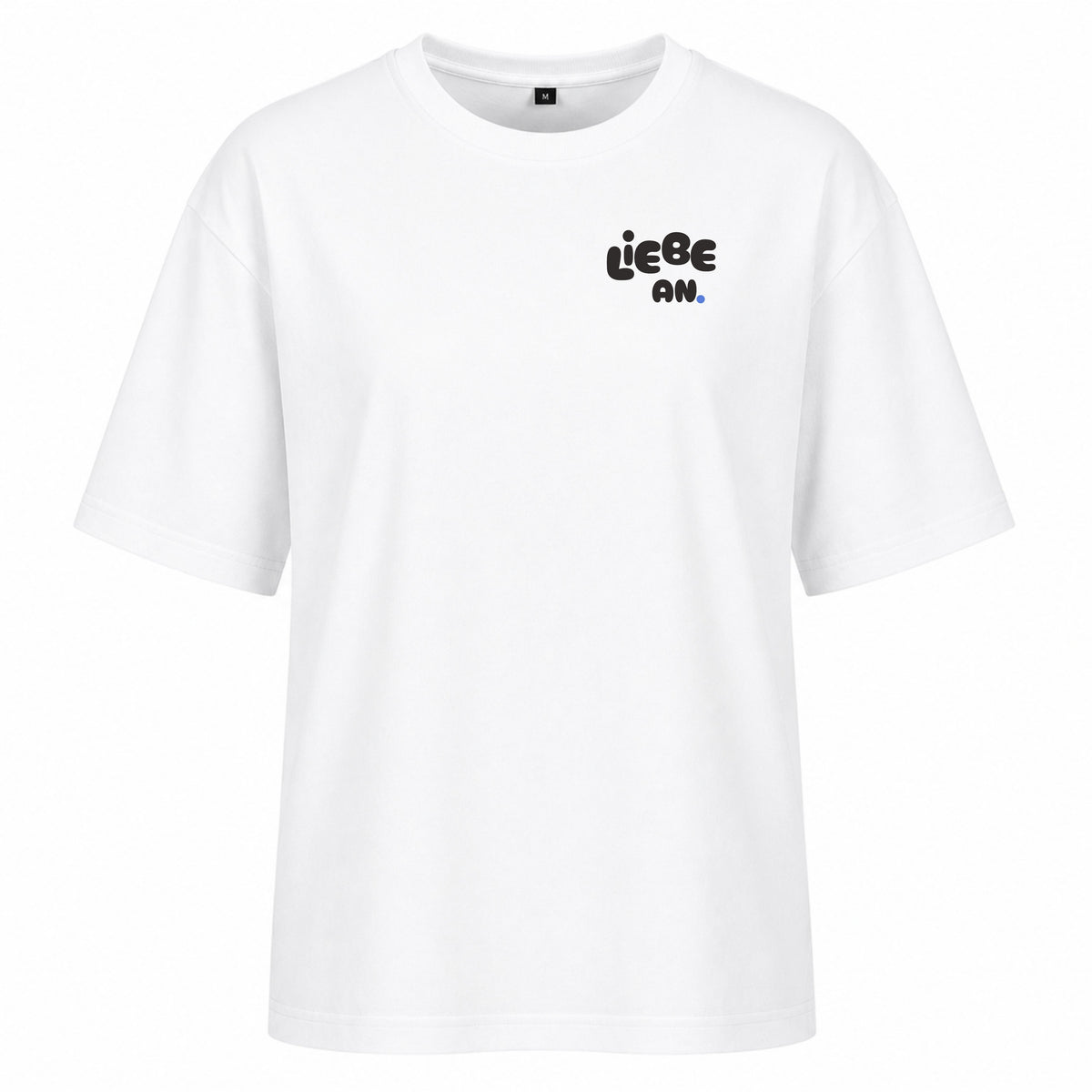 Weißes Oversized Statement Shirt von vorn mit kleinem Brustmotiv
