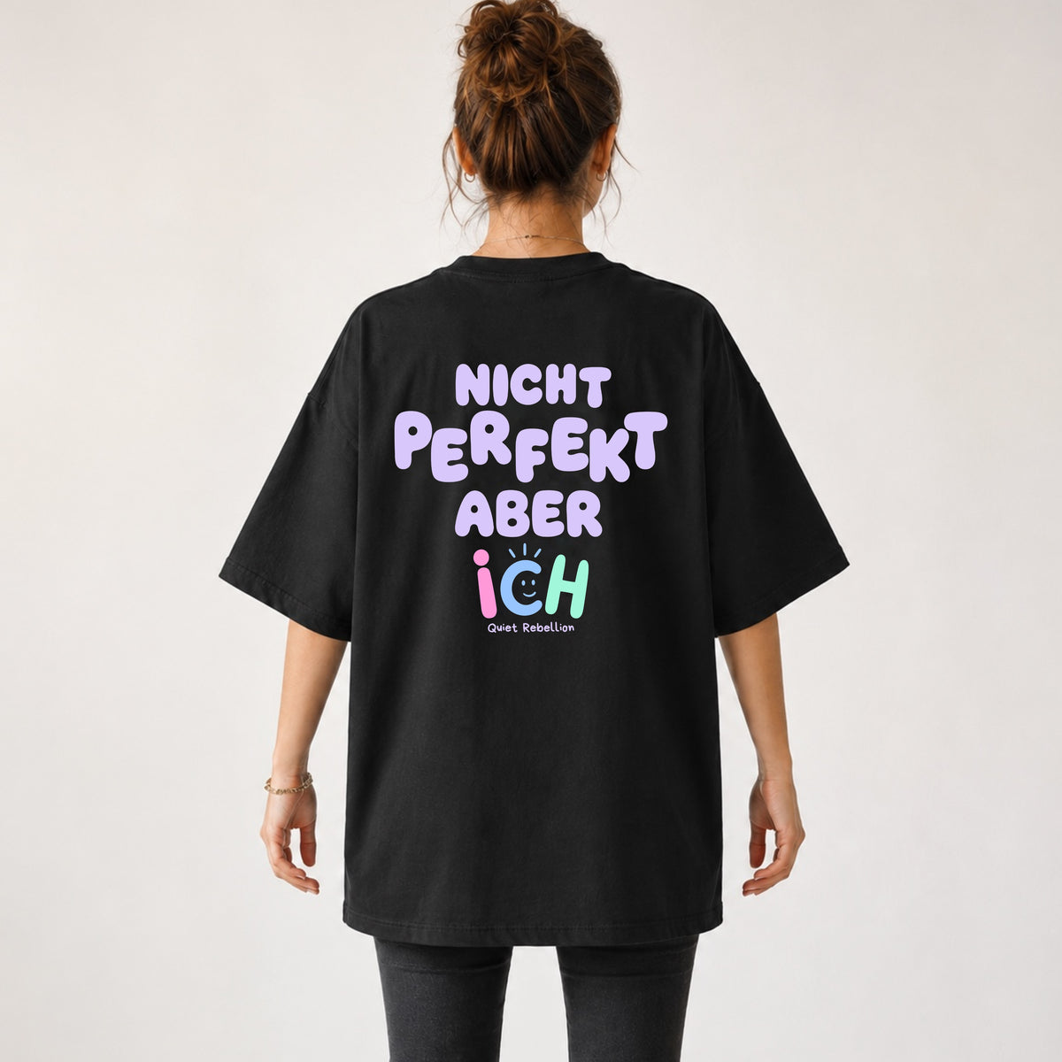     Personen-Mockup des Oversized Statement Shirts in Black mit Rückenprint „Nicht perfekt, aber ich“