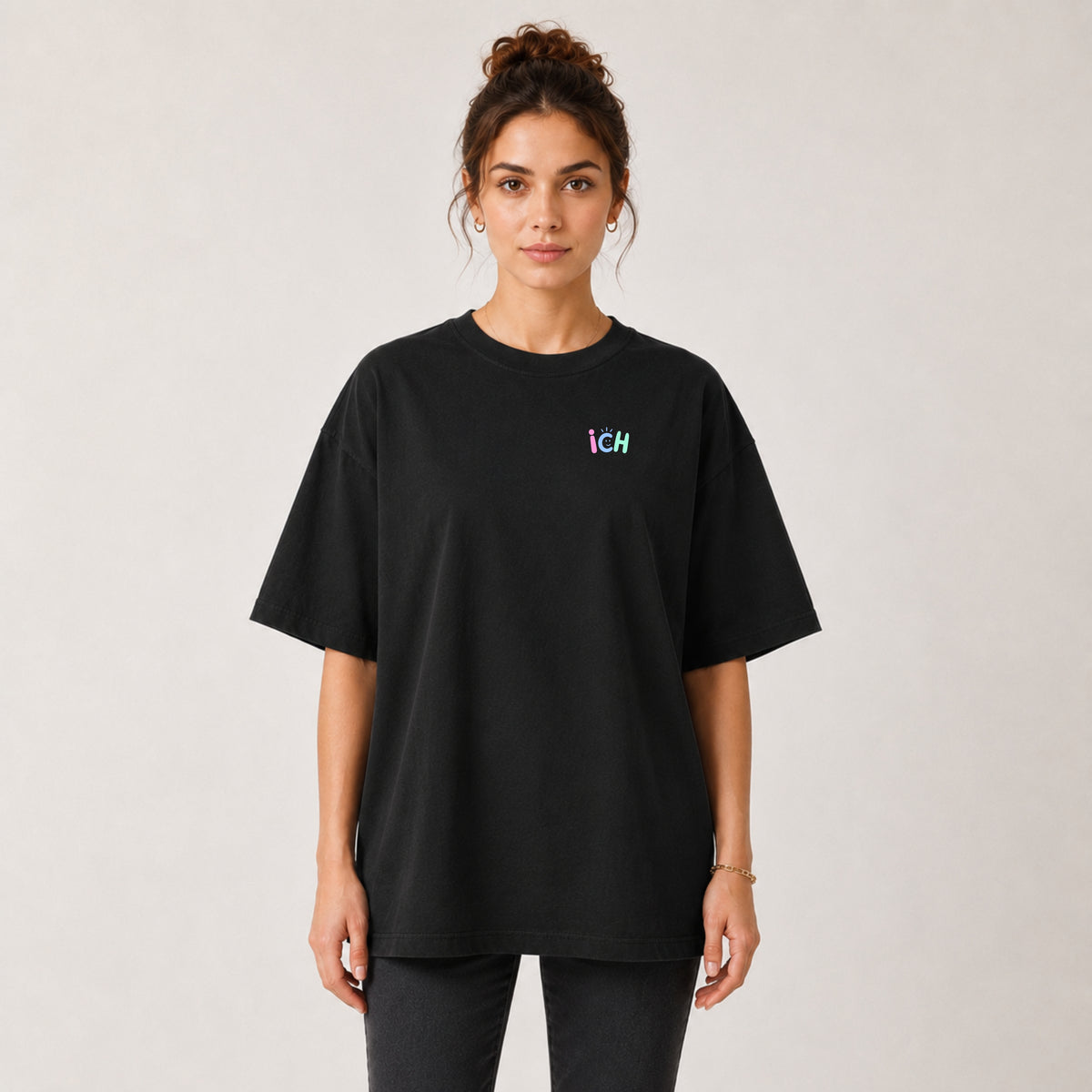     Personen-Mockup des Oversized Statement Shirts in Black – Vorderansicht mit kleinem Frontprint „ICH“