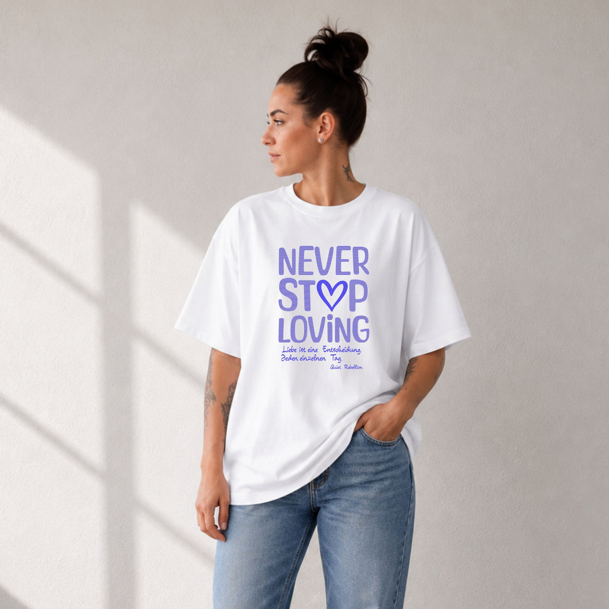     Personen-Mockup des Oversized Statement Shirts in Weiß mit Frontprint „NEVER STOP LOVING“