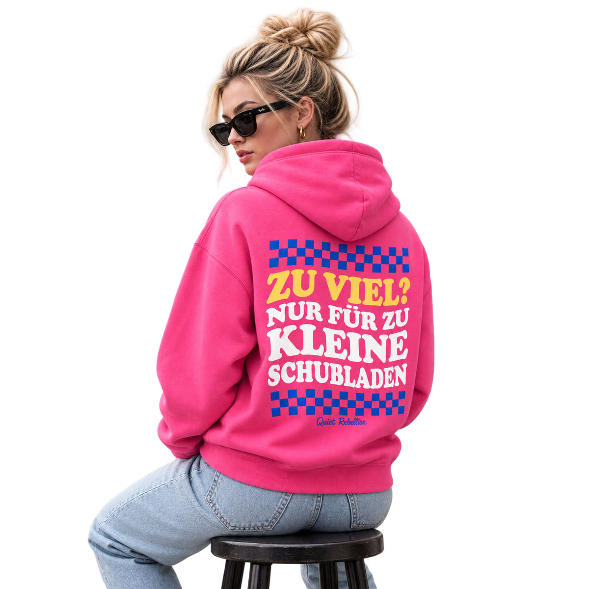 Pinker Oversize Hoodie mit „Zu viel?“ Statement-Rückenprint im Personen-Mockup