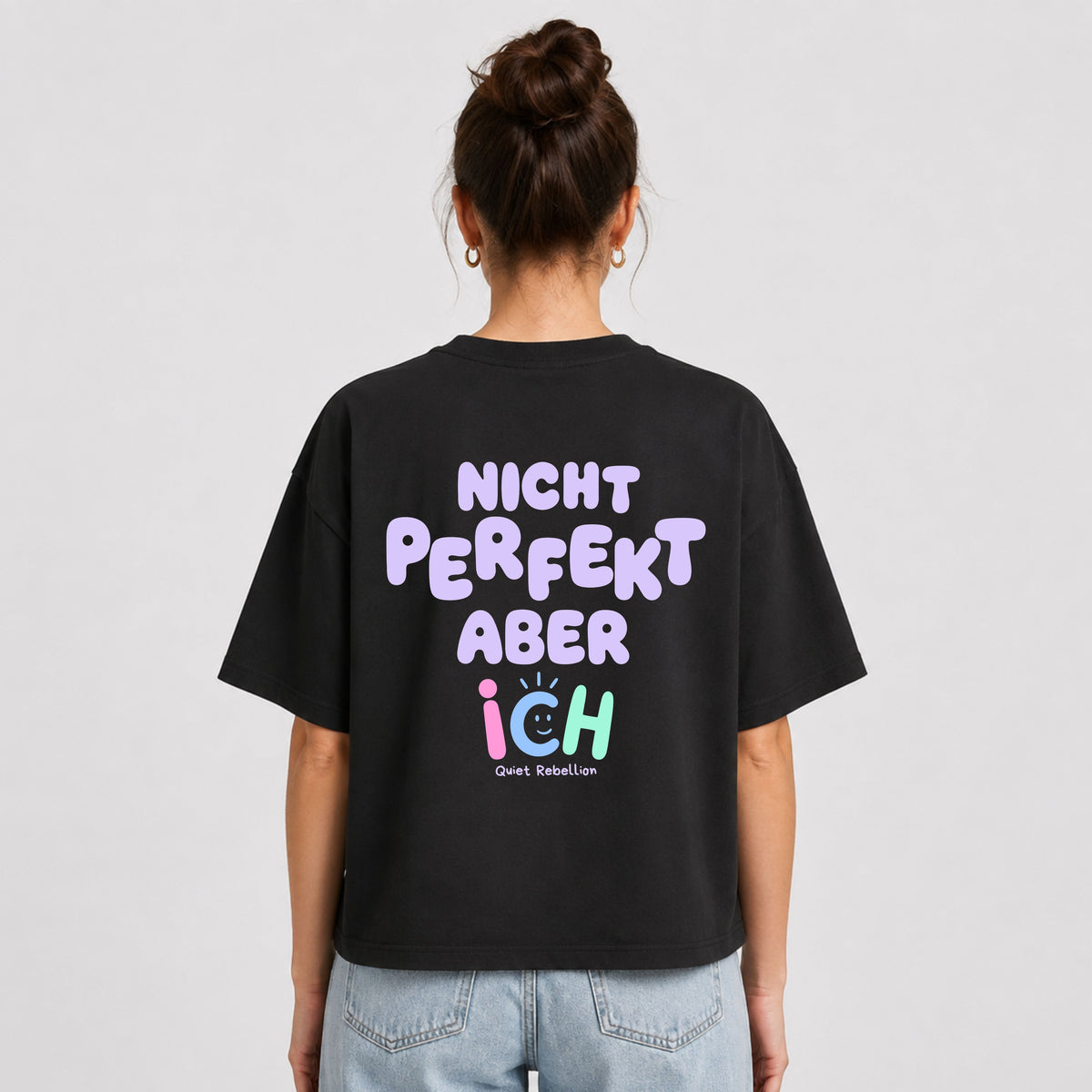     Personen-Mockup des Oversized Shortcut Shirts Sonderedition in Black mit Statement-Rückendruck „Nicht perfekt, aber ich“