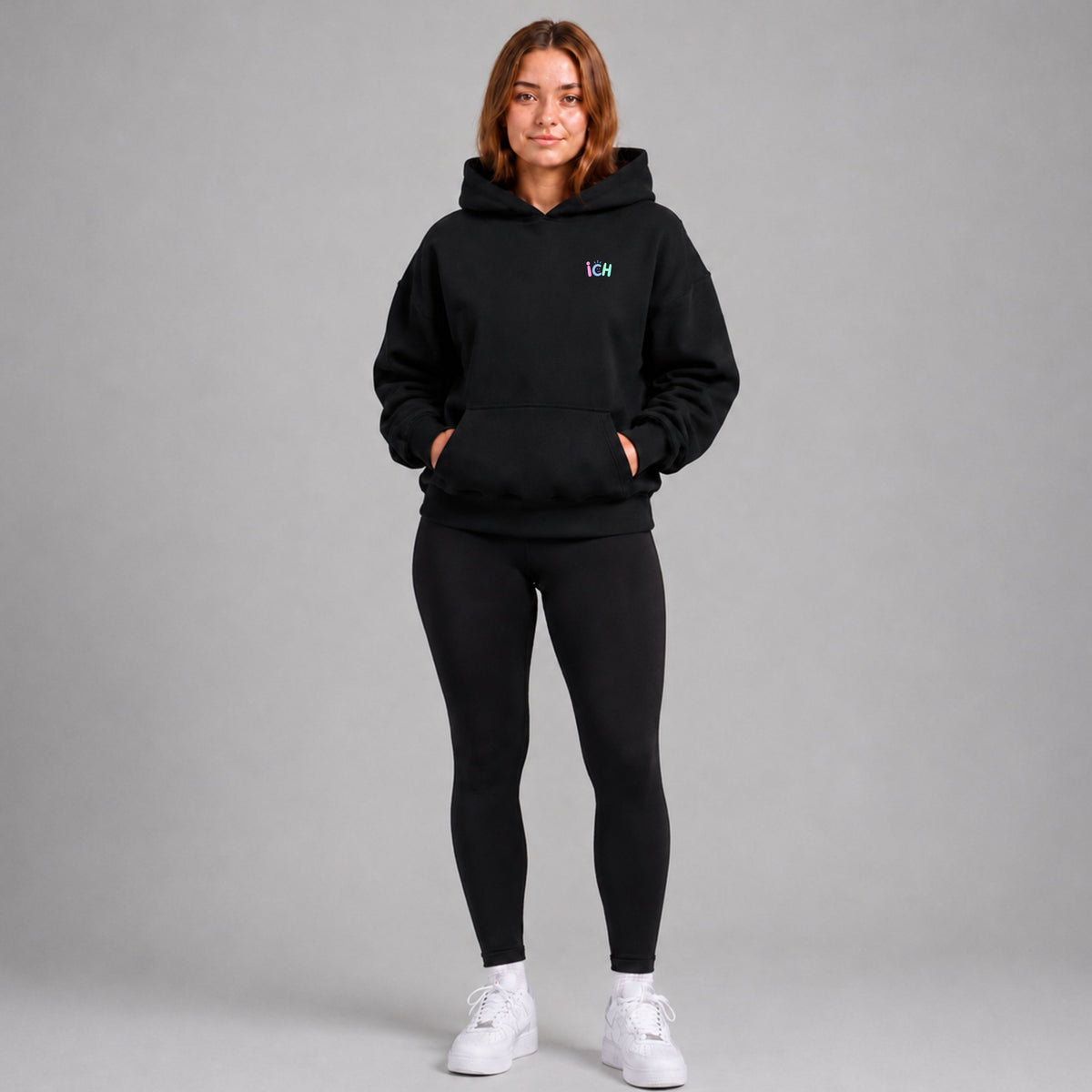     Personen-Mockup des Oversized Urban Fit Hoodies in Schwarz – Vorderansicht