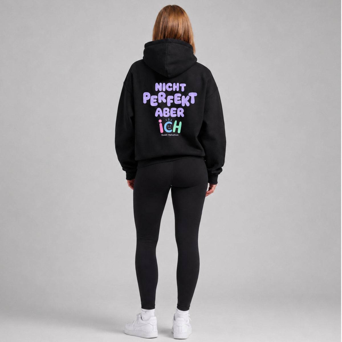     Personen-Mockup des Oversized Urban Fit Hoodies in Schwarz mit Rückenprint „Nicht perfekt, aber ich“