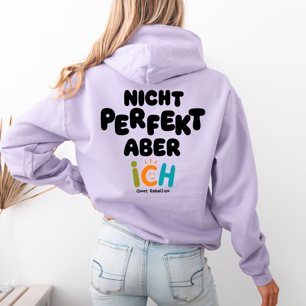     Personen-Mockup des Statement Hoodies in Flieder – Rückansicht
