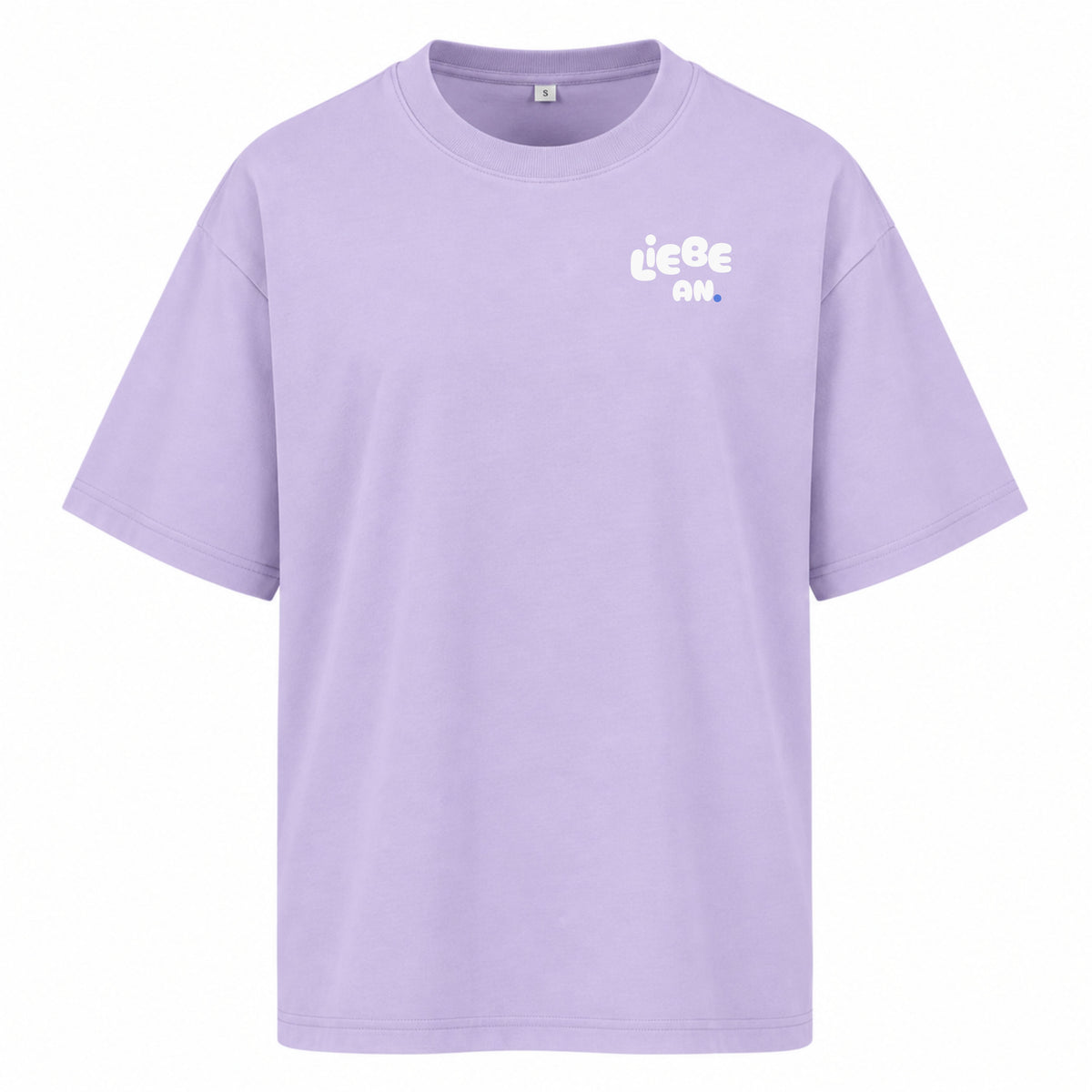    Lilafarbenes Oversized Statement Shirt von vorn mit kleinem Brustmotiv