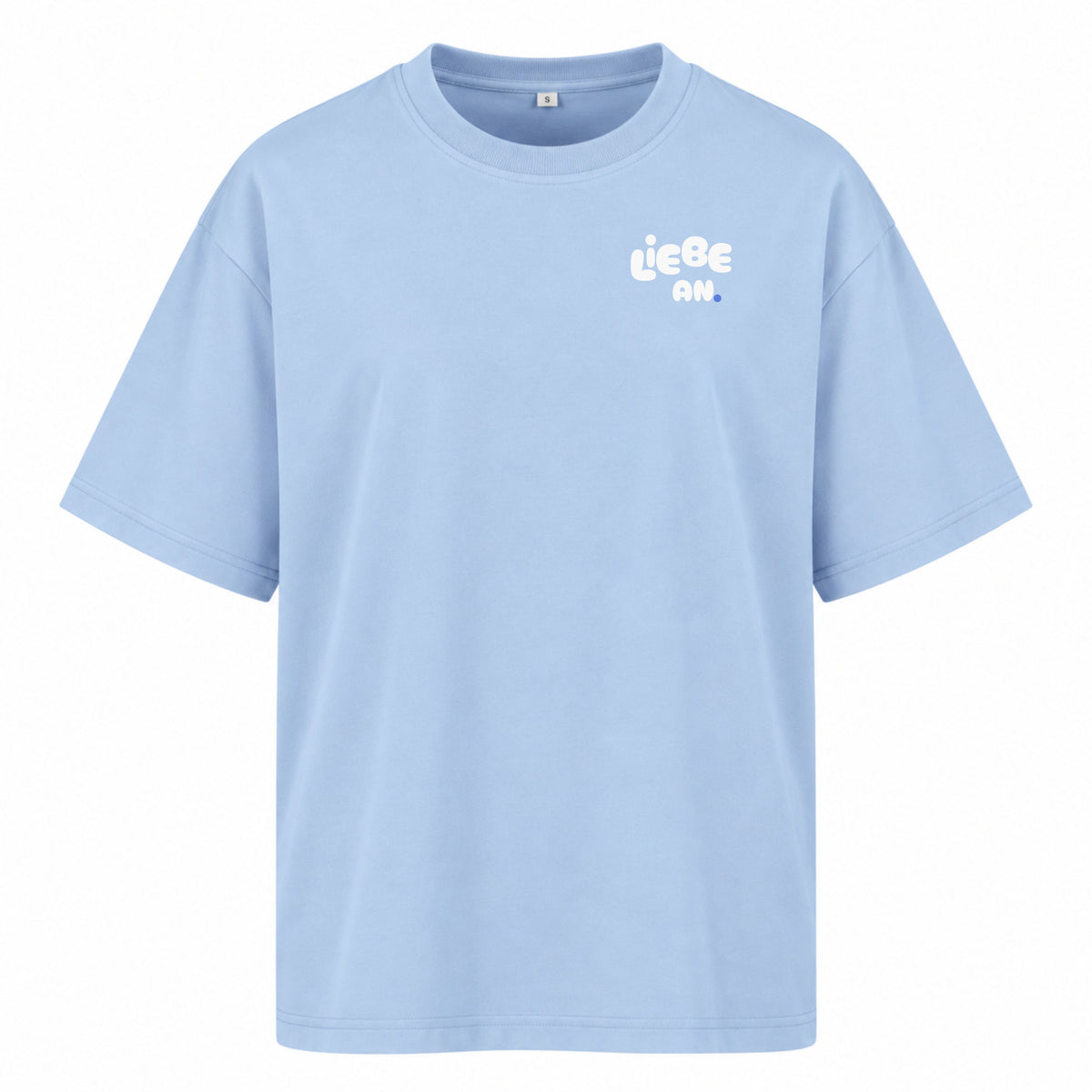     Hellblaues Oversized Statement Shirt von vorn mit kleinem Brustmotiv